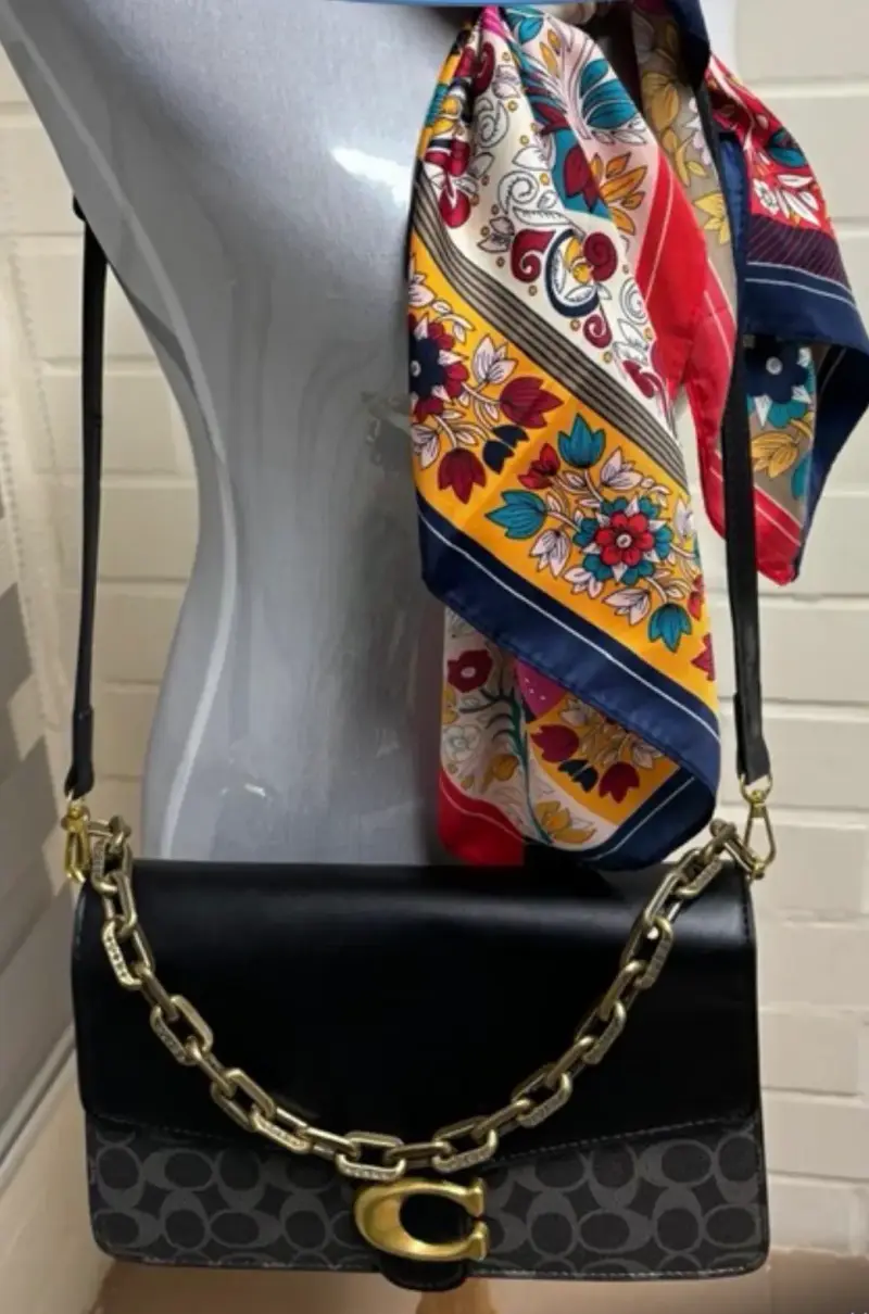 Cartera de cuero negra con cadena dorada