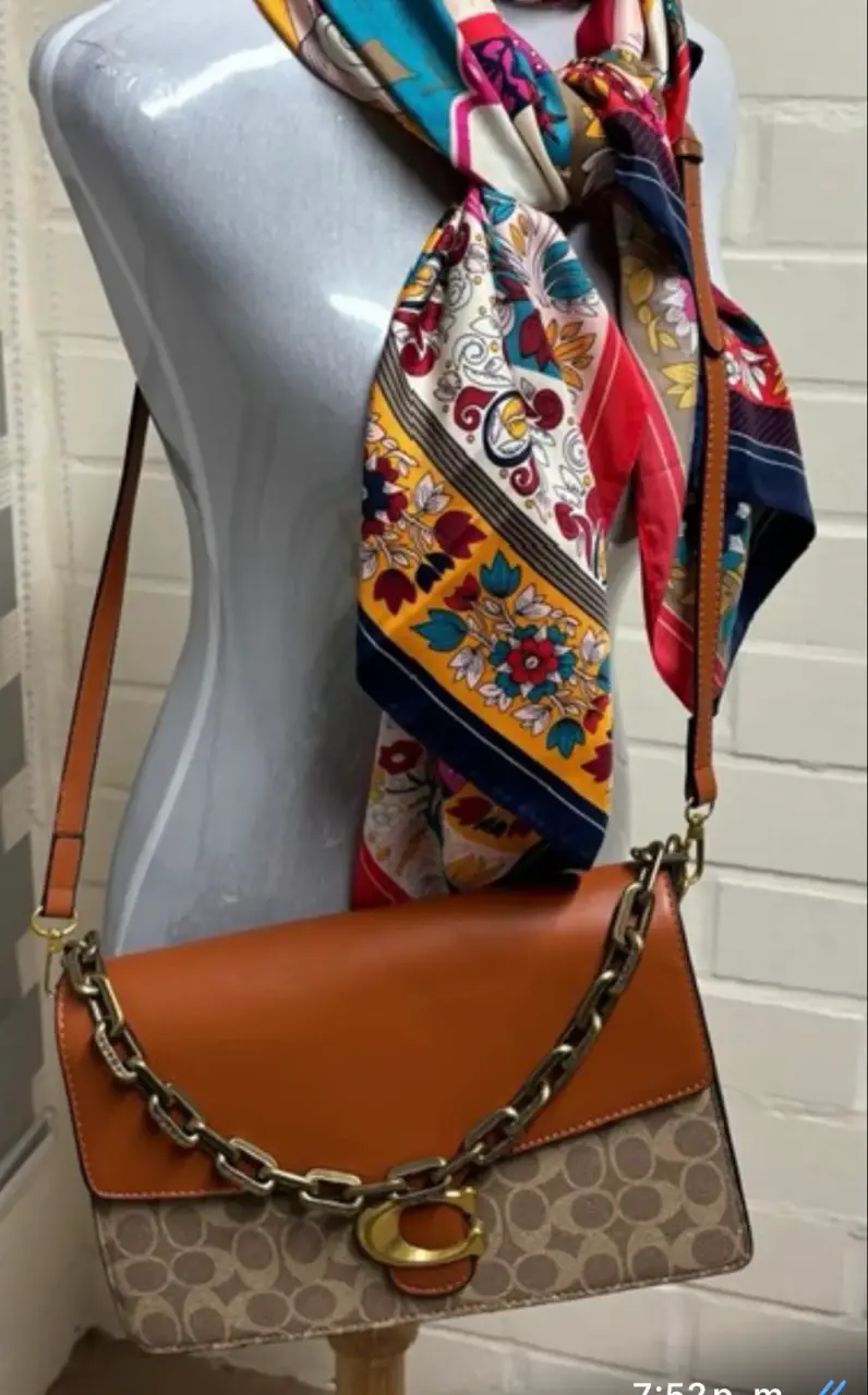 Cartera de cuero con cadena y diseño estampado