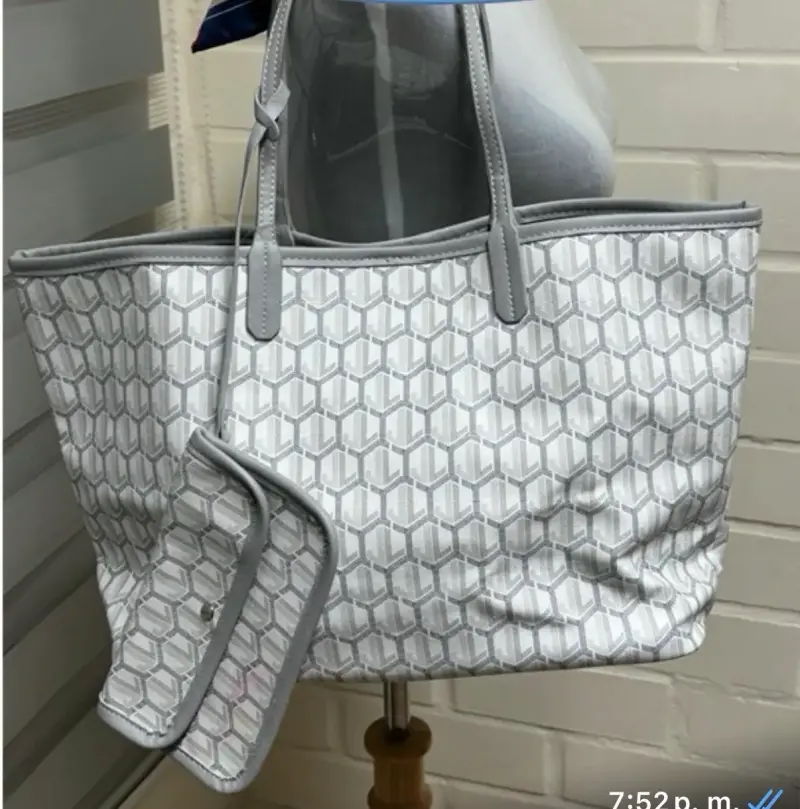 Bolso tote gris con diseño geométrico