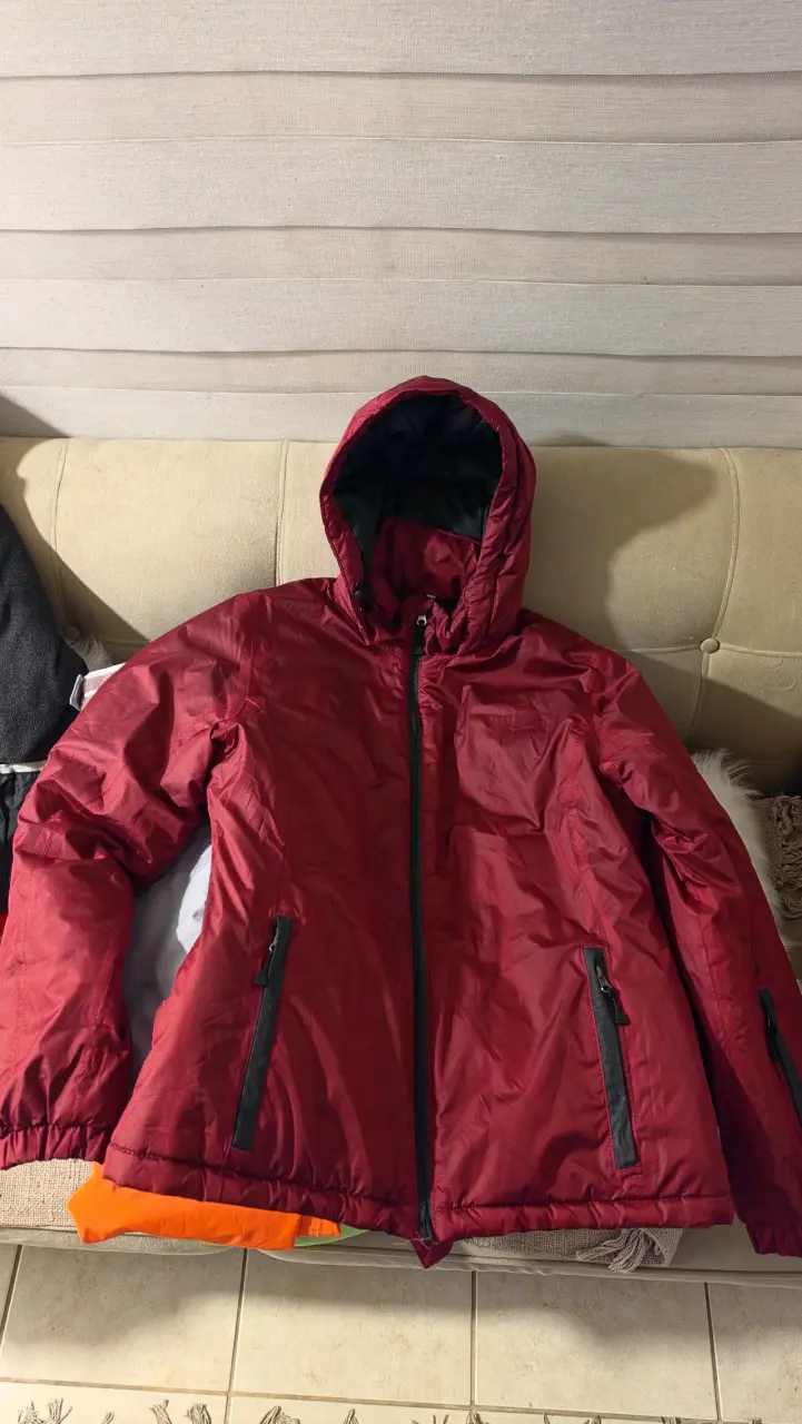 Chaqueta de invierno roja con capucha - 1