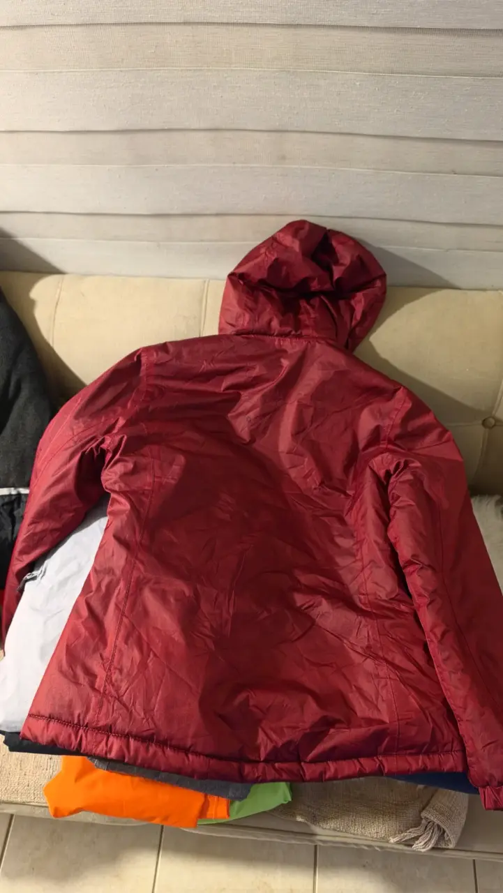 Chaqueta de invierno roja con capucha - 2