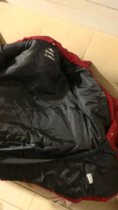 Chaqueta de invierno roja con capucha - miniatura 5