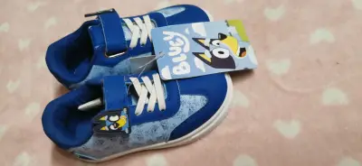 Zapatillas infantiles Bluey azul con velcro - miniatura 1
