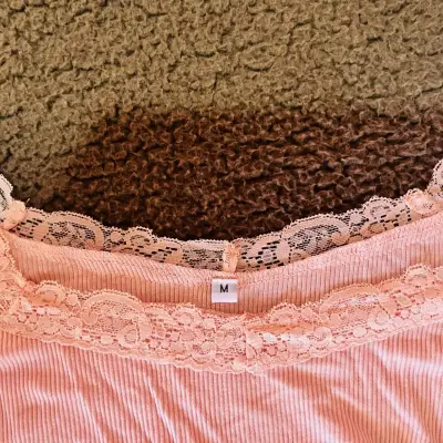Blusa rosada con encaje para mujer - miniatura 2