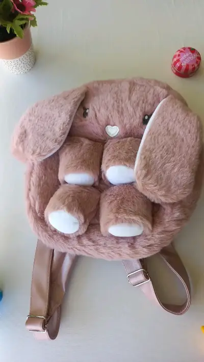 Mochila infantil de peluche con diseño de conejo - miniatura 1