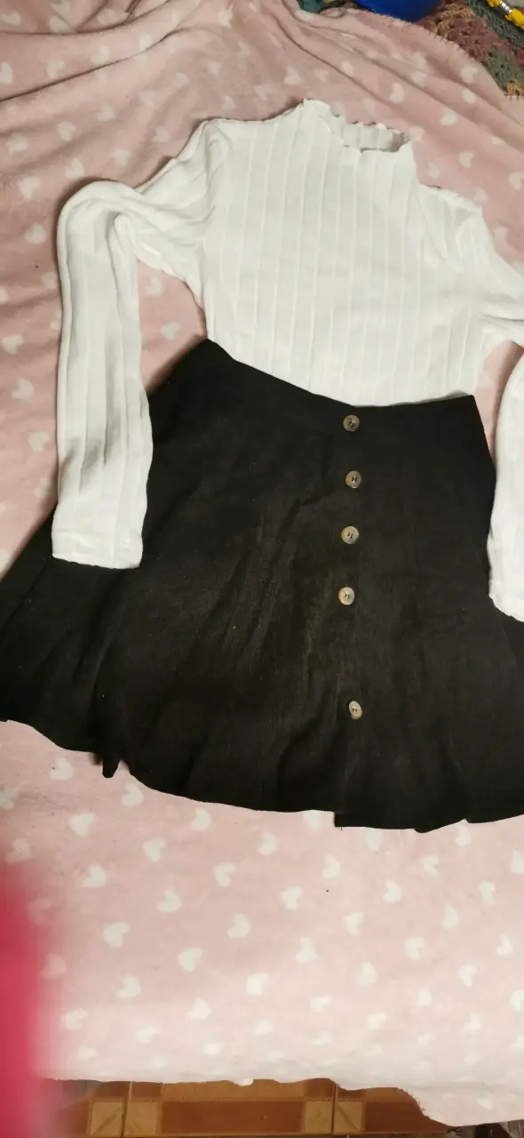 Conjunto Shein blusa blanca y falda negra con botones - 1