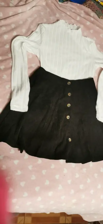 Conjunto Shein blusa blanca y falda negra con botones - miniatura 1