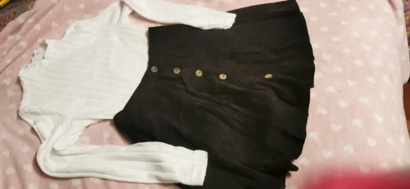 Conjunto Shein blusa blanca y falda negra con botones - 2