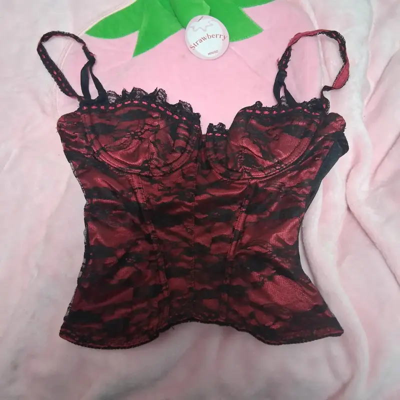 Top rojo con encaje negro