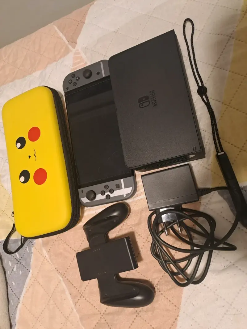 Consola Nintendo Switch con estuche Pikachu y accesorios - 1