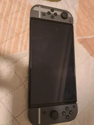 Consola Nintendo Switch con estuche Pikachu y accesorios - miniatura 2