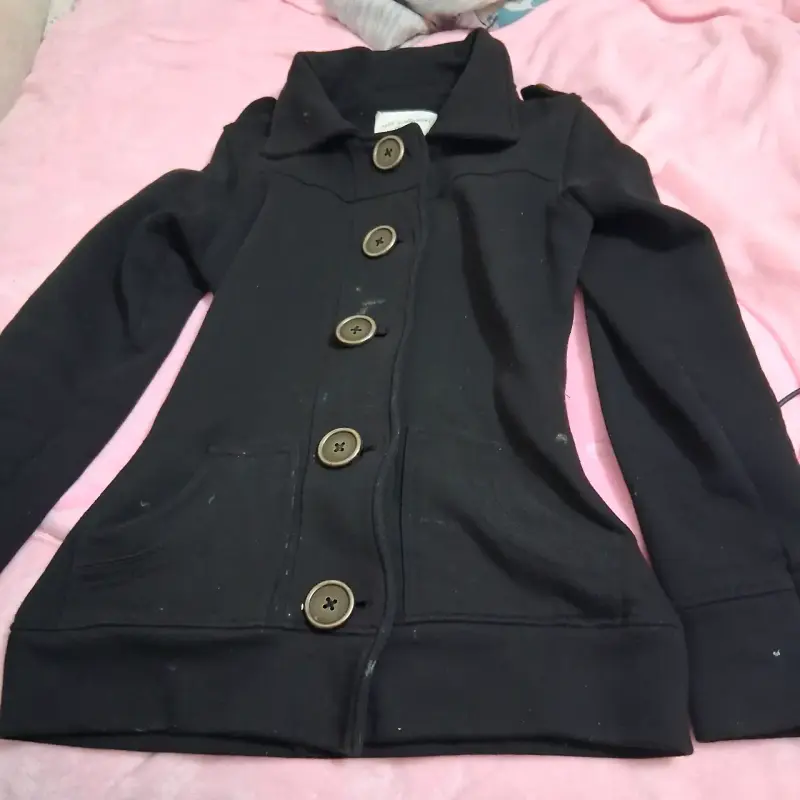 Chaqueta negra con botones grandes