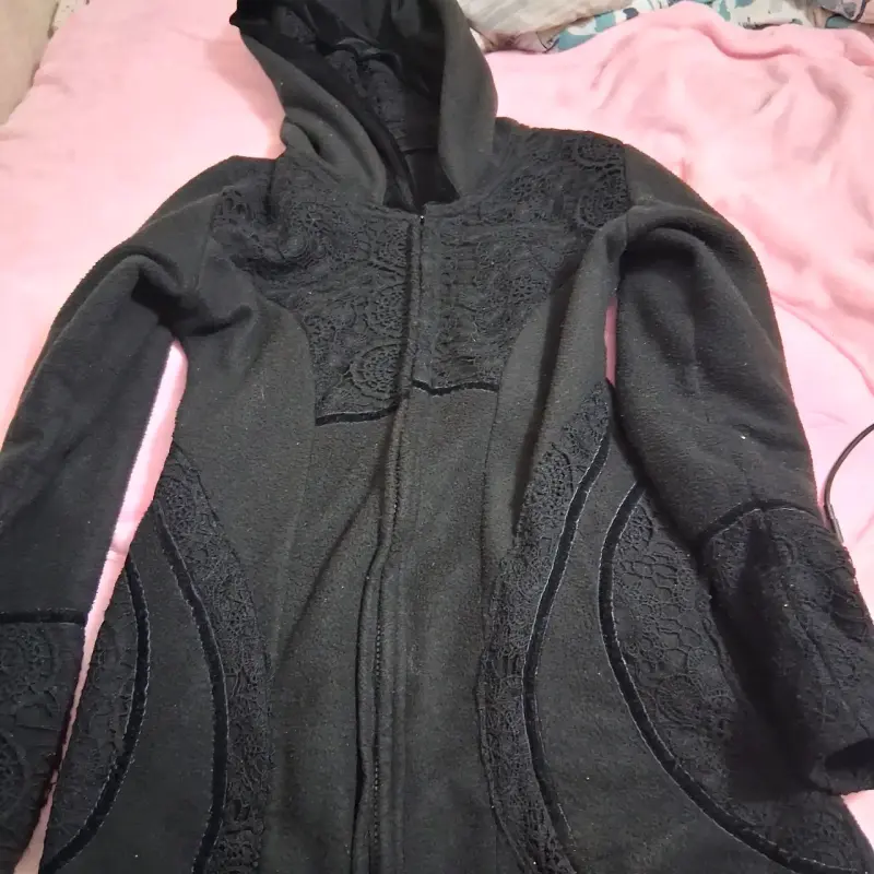Chaqueta negra con encaje y capucha