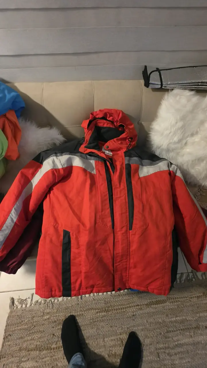 Chaqueta de invierno roja con capucha - 1