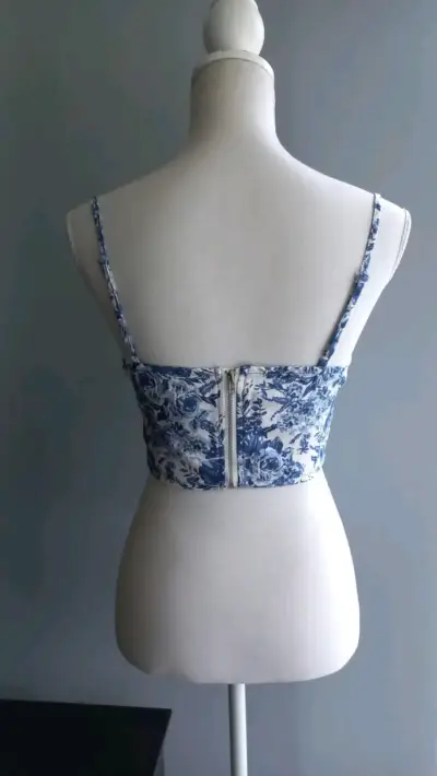 Top estilo Corset floral azul y blanco - miniatura 3