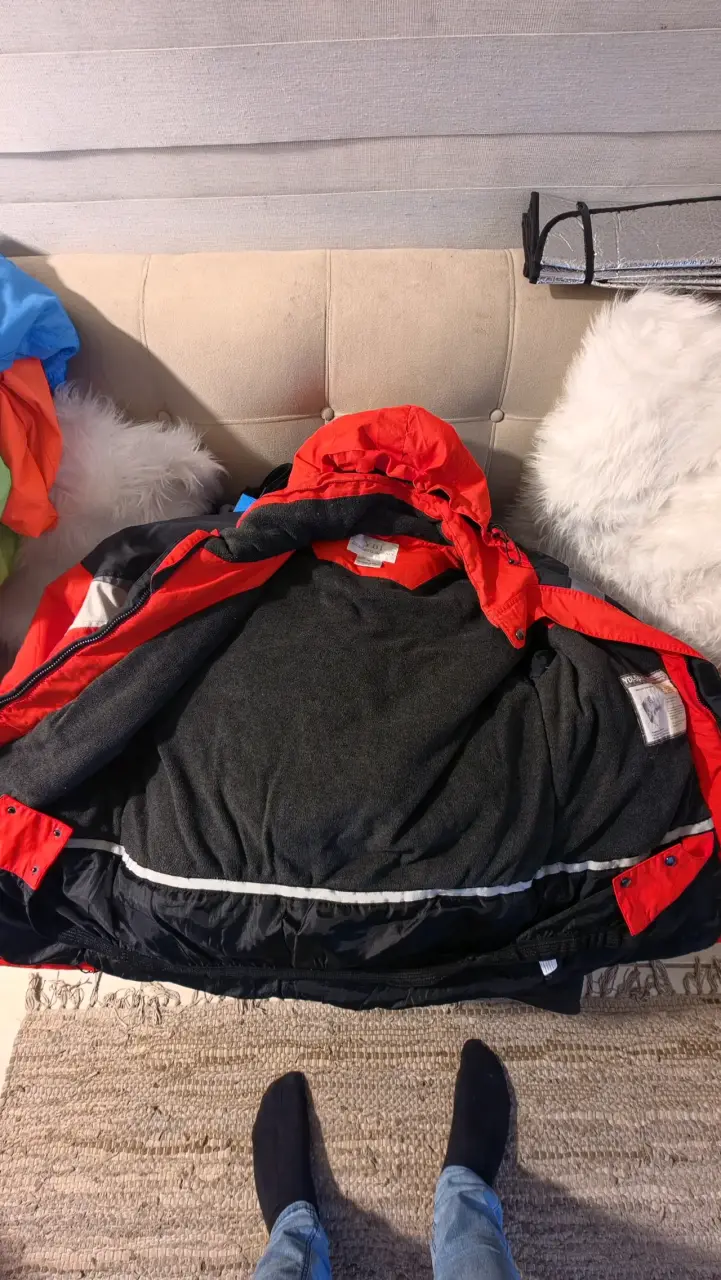 Chaqueta de invierno roja con capucha - 2