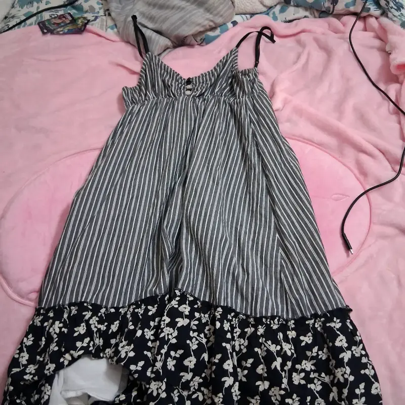 Vestido de tirantes a rayas y flores