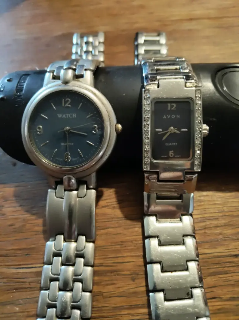 Relojes de pulsera metálicos con diseño clásico