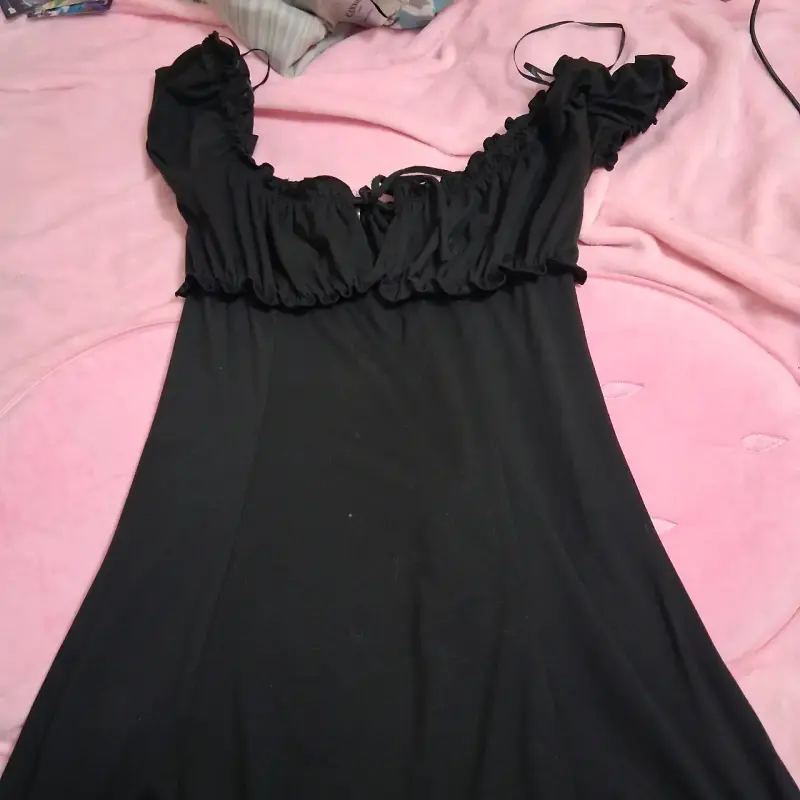 Vestido negro con escote fruncido