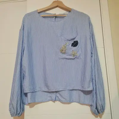 Blusa rayada azul con bordados decorativos - miniatura 1