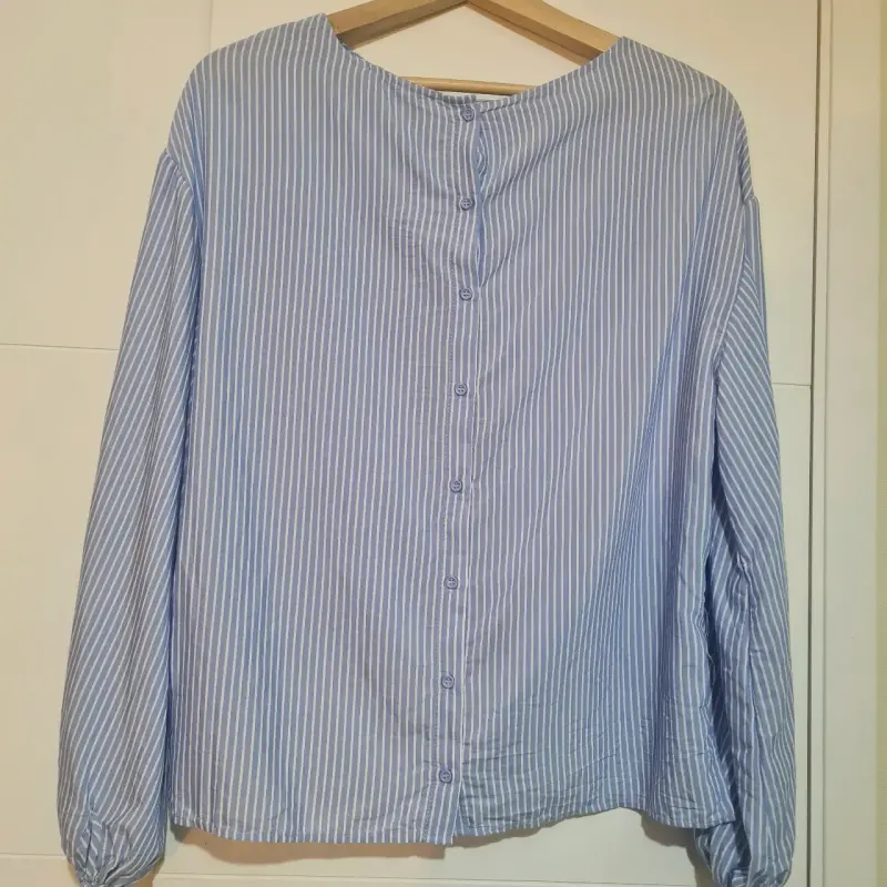 Blusa rayada azul con bordados decorativos - 2