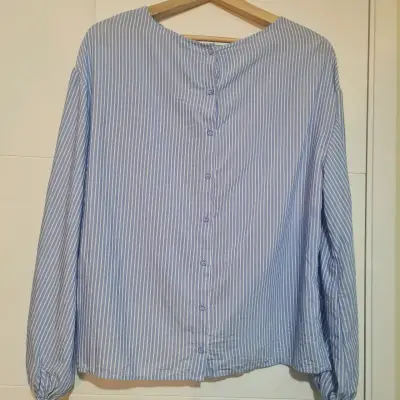 Blusa rayada azul con bordados decorativos - miniatura 2