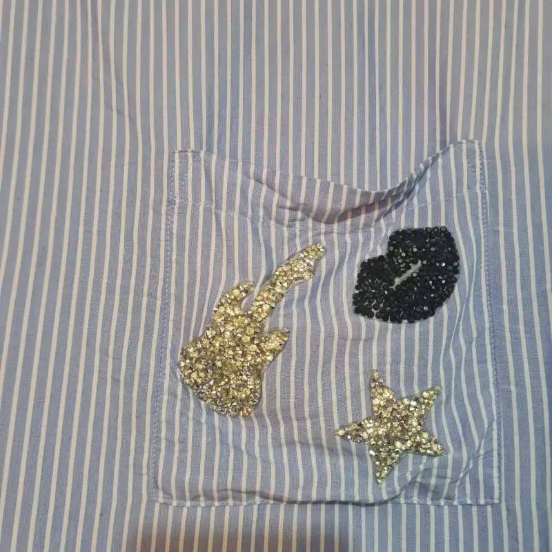 Blusa rayada azul con bordados decorativos - 3