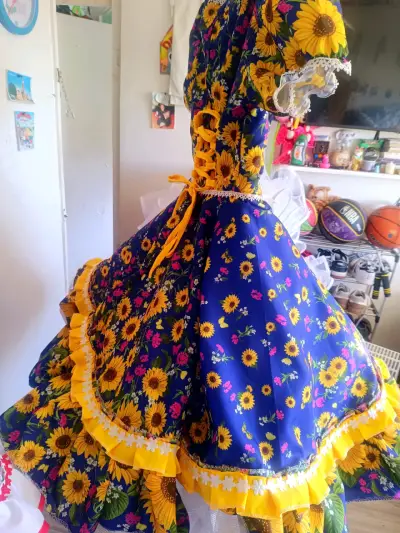 Vestido folclórico con estampado floral - miniatura 1