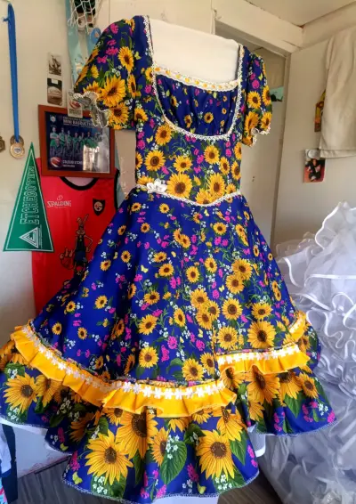 Vestido folclórico con estampado floral - miniatura 2
