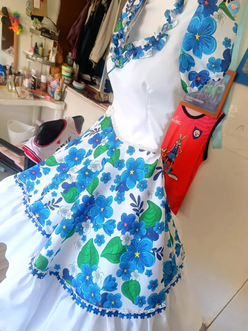 Vestido folclórico con estampado floral - 5