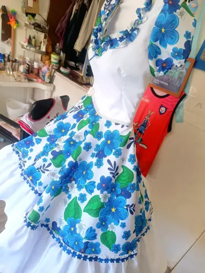 Vestido folclórico con estampado floral - miniatura 5