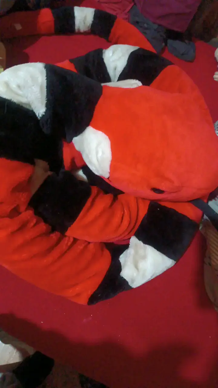 Peluche gigante de serpiente roja y negra de 5 M - 1