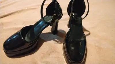 Tacones Altos Negros con Correa - miniatura 1