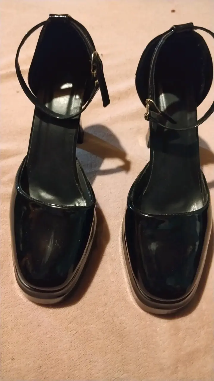Tacones Altos Negros con Correa - 2
