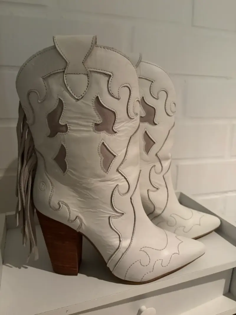 Botas vaqueras blancas con flecos - 2