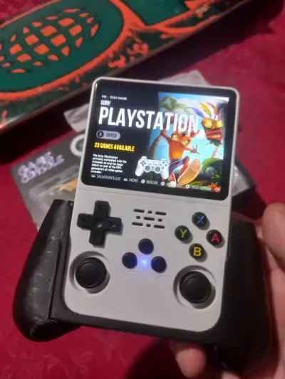 Consola portátil R36s con más de 5mil juegos - miniatura 1