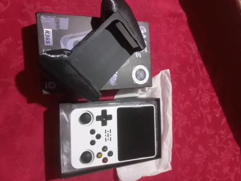 Consola portátil R36s con más de 5mil juegos - 4