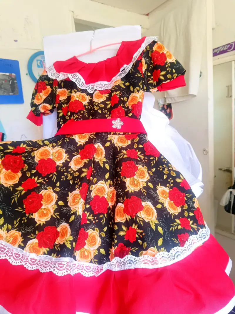 Vestido folclórico con estampado floral - 1