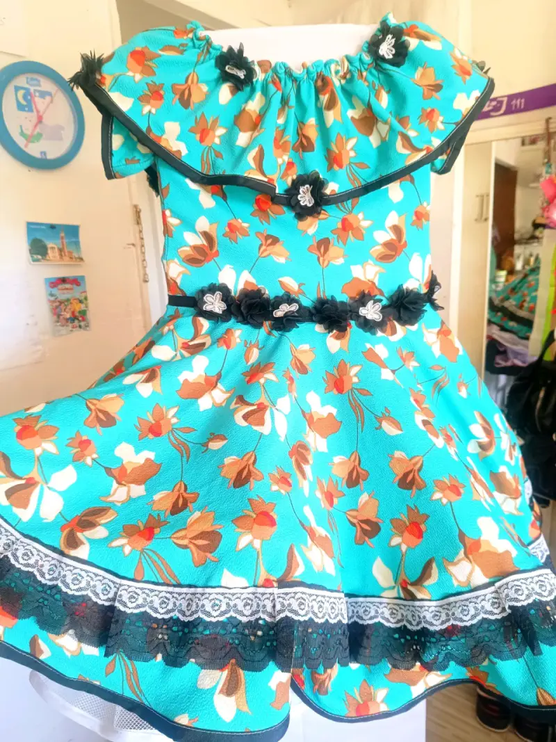 Vestido folclórico con estampado floral - 3