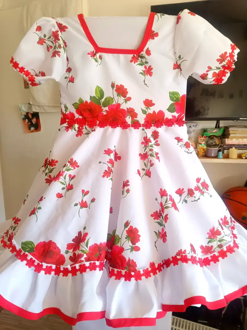 Vestido folclórico con estampado floral - 4
