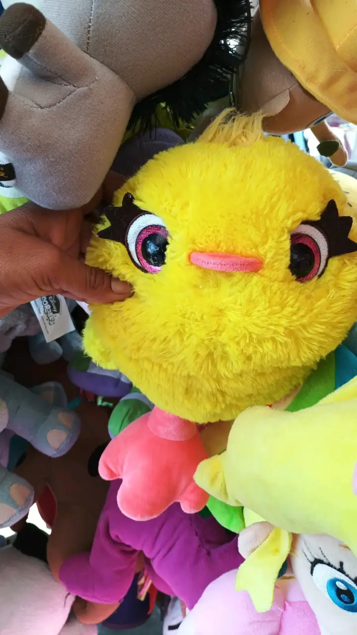 Peluche amarillo de personaje animado