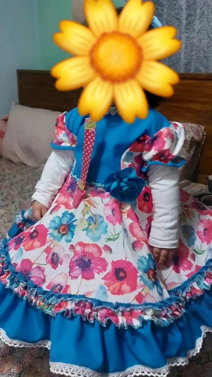 Vestido infantil floral con fondo azul - 1