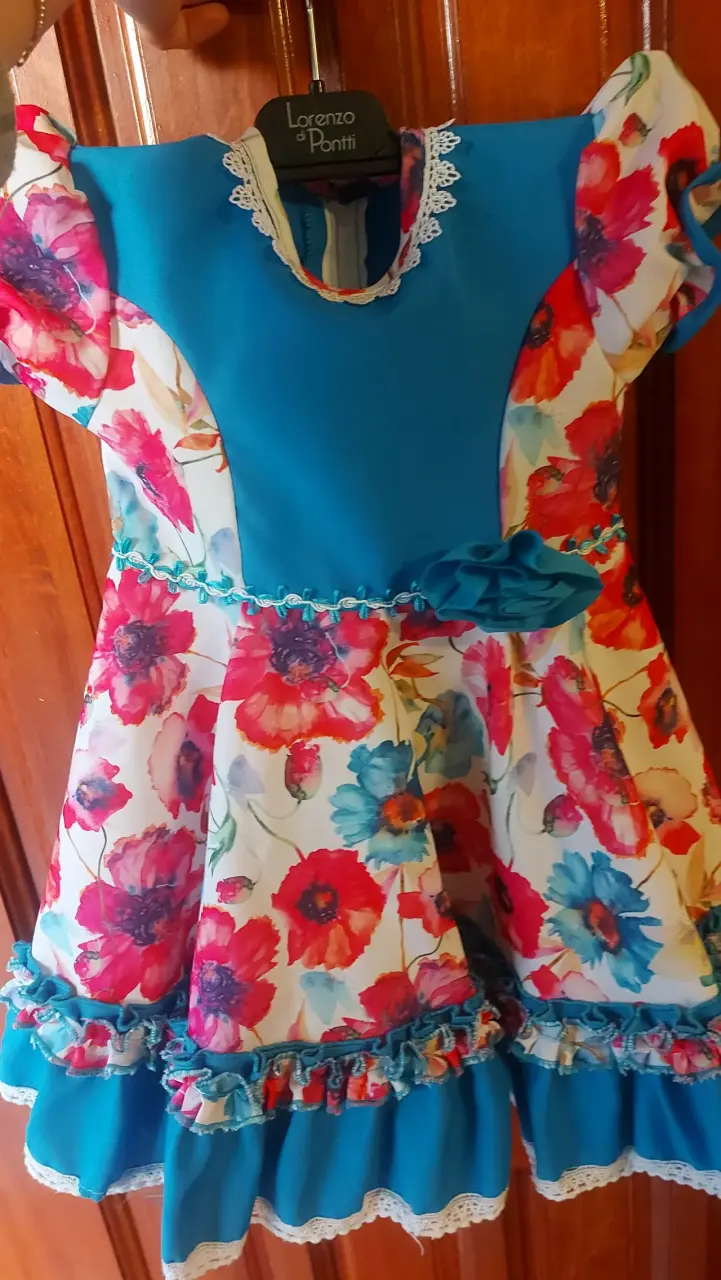 Vestido infantil floral con fondo azul - 2