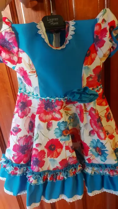 Vestido infantil floral con fondo azul - miniatura 2