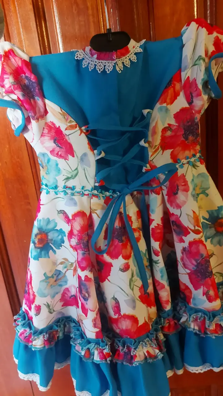 Vestido infantil floral con fondo azul - 3