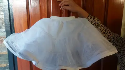 Vestido infantil floral con fondo azul - miniatura 4