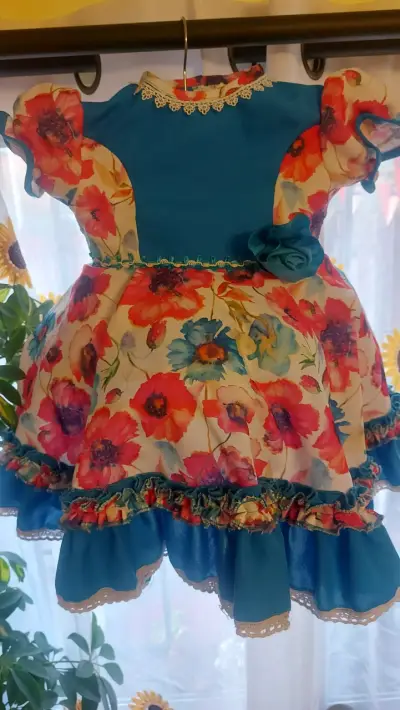 Vestido infantil floral con fondo azul - miniatura 6