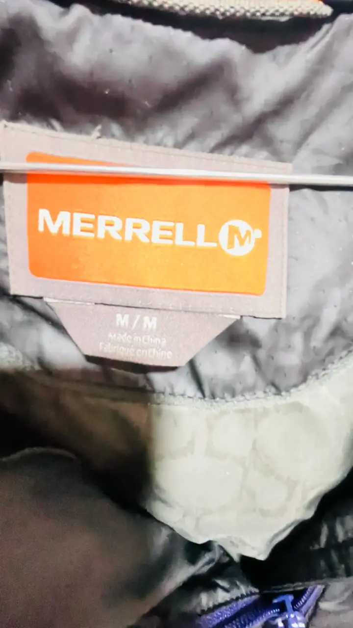 Chaqueta acolchada negra Merrell con capucha - 2