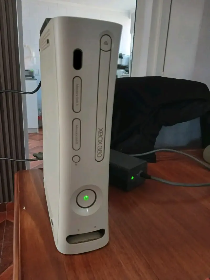 Consola Xbox 360 con fuente de poder - 1