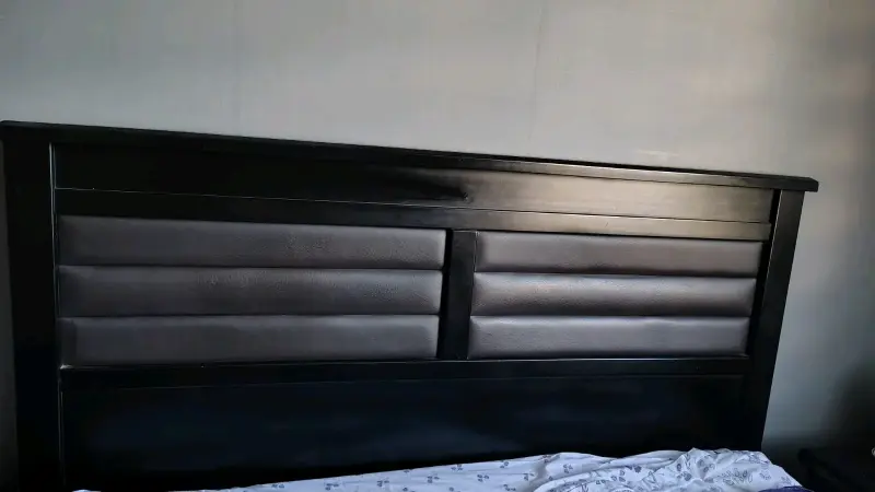 Taburete cuadrado gris con patas de madera - 1